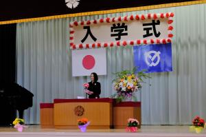 朝霞第一小学校の入学式であいさつを行う市長の写真です。