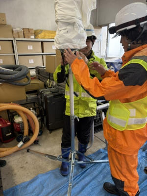 バルーン投光器の準備中
