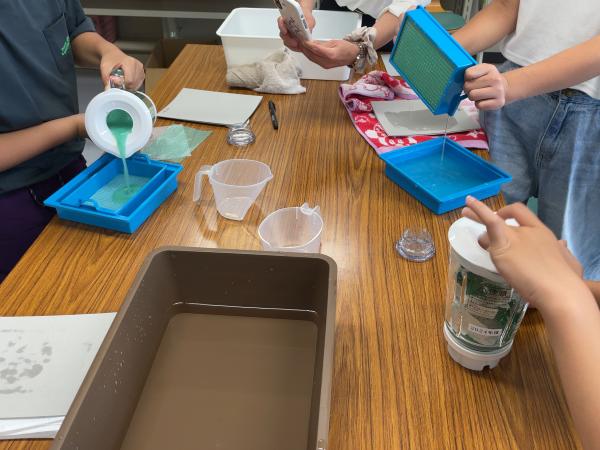 手すきはがき作成中の様子です