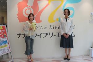 収録時の記念写真です。パーソナリティと松下市長が笑顔で写っています。