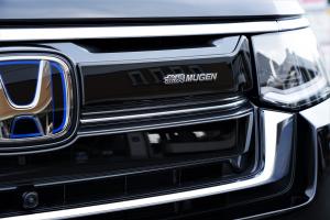 株式会社エムテックから寄贈された車のパーツです。フロントグリルと呼ばれるパーツに無限のロゴがついています。