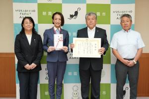 寄付金感謝状贈呈式の記念写真です。参加者が目録と感謝状を手にして写っています。