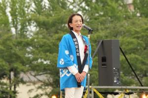納涼大会の写真です。舞台上で松下市長が朝霞駐屯地のはっぴを着てあいさつを行っています