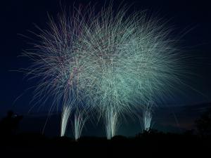 青色系の打ち上げ花火の写真です