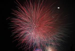 赤色系の打ち上げ花火の写真です
