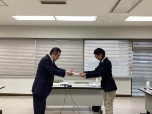 諮問書の手交式の様子