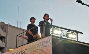 彩夏祭前夜祭であいさつをする松下市長の様子です。地方車のやぐらの上でマイクを手に挨拶を行っています。