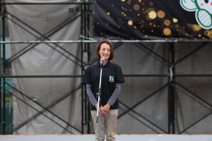 彩夏祭前夜祭であいさつをする松下市長の様子です。北朝霞会場の特設ステージであいさつを行っています。