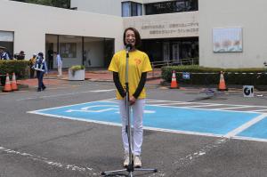 彩夏祭本祭であいさつをする松下市長の様子です。中央公民館の駐車場であいさつを行っています。