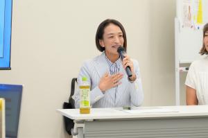 トークセッションの様子です。松下市長がマイクを手に意見を述べています。