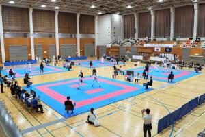 空手道リハーサル大会の様子です。メインアリーナにパネルを敷き詰めた4つの試合会場をつくり、そのうえで選手たちが空手道の組手試合を実施しています。