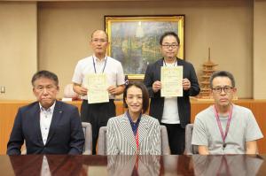 職員提案・事務改善表彰式の記念写真です。市長・副市長・教育長と表彰を受けた職員が賞状を手にして写っています。