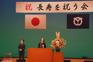 朝霞市長寿を祝う会の開催に伴い、市民会館ステージの上で松下市長があいさつを行っています。