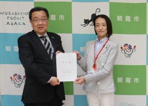 写真（左　前田会長　　右　松下市長）