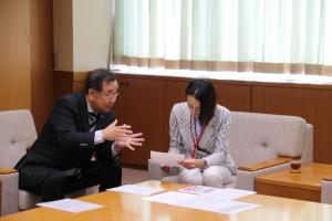 松下市長へ答申の内容を伝える前田会長