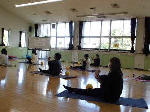 足を抱えてストレッチしている様子