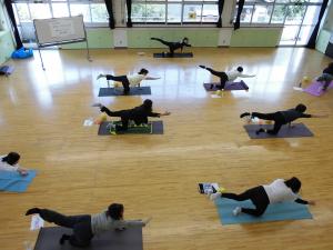 右手左足をあげている写真