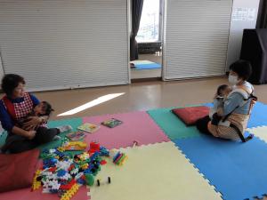 子供が抱っこされて寝ている様子の写真