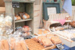 アサカストリートテラスの出店の様子です。手作りのクッキー等が木製の棚に並んでいます。