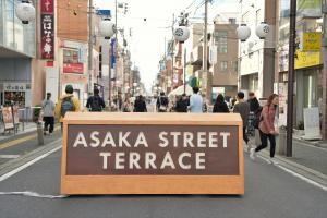 アサカストリートテラスの様子です。朝霞駅南口から市役所前まで続く道路を歩行者天国にし、本町商店会のお店が出店をだし、さまざまなグルメ等を販売しています。