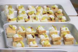 試食会授業で披露された、サンドイッチの写真です。耳つきの食パンにさつまいもと生クリームがたっぷり挟まっています。