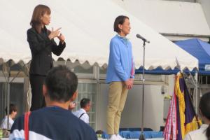 市民スポーツ大会の様子の写真です。壇上にたって、松下市長があいさつを行っています。