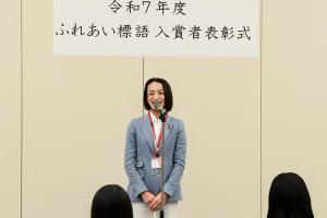 表彰式の様子の写真です。参加者の前で市長があいさつを行っています。