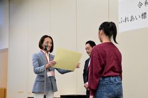 表彰式の様子の写真です。入賞者へ松下市長が賞状を読み上げ手渡そうとしています。