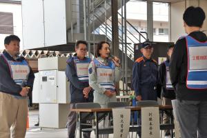 本庁舎消防訓練の様子です。訓練にあたり、市長があいさつを行っています。