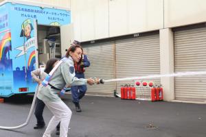 本庁舎消防訓練の様子です。市長が実際に屋内消火栓設備を操作し、放水訓練を行っています。