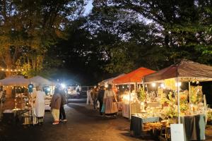 ストリートテラスの様子です。夜になってもにぎやかさは変わらず、ライトアップをしながらマルシェの出店が営業しています。