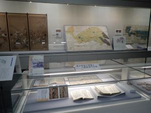 企画展展示室　ウォールケース　襖絵、膝折村絵図