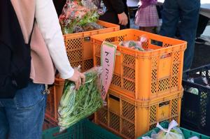 令和7年朝霞市農業祭の野菜販売の様子です