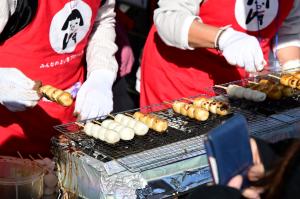 令和7年朝霞市農業祭の模擬店の様子です。お団子をやいています。