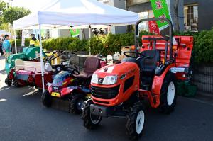 令和7年朝霞市農業祭のトラクター展示の様子です。大きな機材が並んでいます。