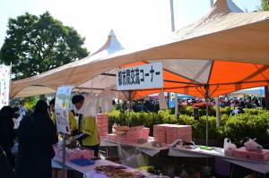 令和7年朝霞市農業祭の都市間交流コーナーの様子です。山形県東根市産の果物を販売してます。