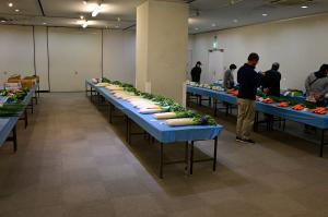令和7年朝霞市農業祭の農産物展示会の様子です。形がきれいな野菜が並んでいます。