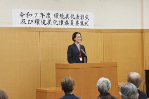環境美化表彰式・環境美化推進員委嘱式の様子です。壇上に松下市長が立ち、あいさつを行っています。