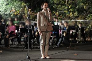 冬のあかりテラスの点灯式の途中で、市長があいさつをしている写真です。