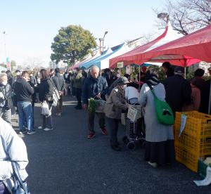 たくさんの来場者でにぎわっています。