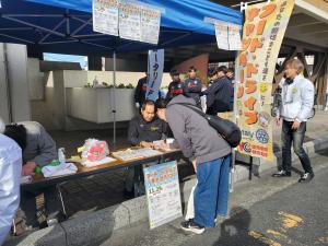 寄付を受け付ける様子