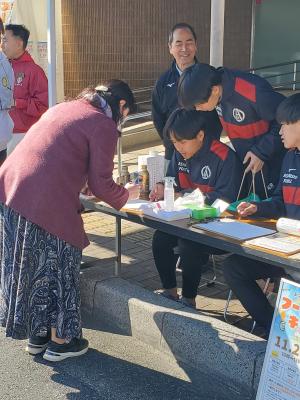 寄付を受け付ける様子（朝霞西高等学校サッカー部の協力2）