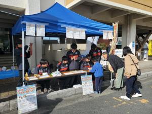 寄付を受け付ける様子　２枚目