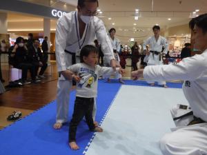 競技体験しているこどもの様子