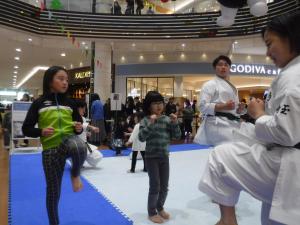 競技体験しているこどもの様子