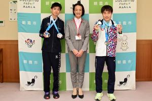 表敬訪問の記念写真です。選手がメダルを手にし、松下市長と一緒に写っています。