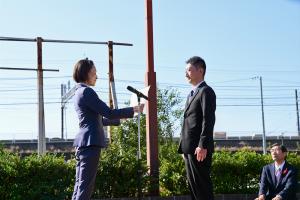 農産物品評会で受賞者に表彰状を授与する松下市長の写真です。