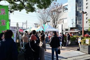 農業祭当日の様子の写真です。たくさんの参加者が出店や農産物紹介コーナーで楽しんでいます。