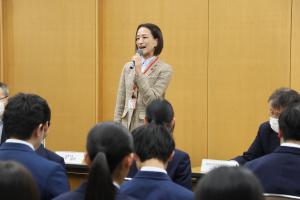 報告会であいさつをする松下市長の写真です