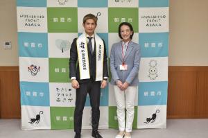 表敬訪問の記念写真です。小寺選手が大会優勝時のレイを首からかけ、松下市長と写っています